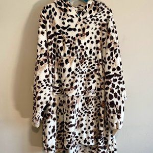 THE COMFY Oversized Wearable Blanket/Hoodie, Snow Leopard Print, One Size